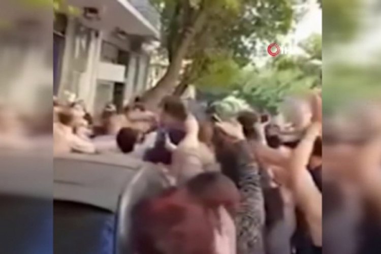 Saakashvili'ye Atina'da yumruklu saldırı