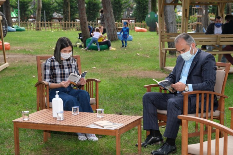 Bursa Büyükşehir Belediye Başkanı Aktaş'la açık havada kitap buluşması