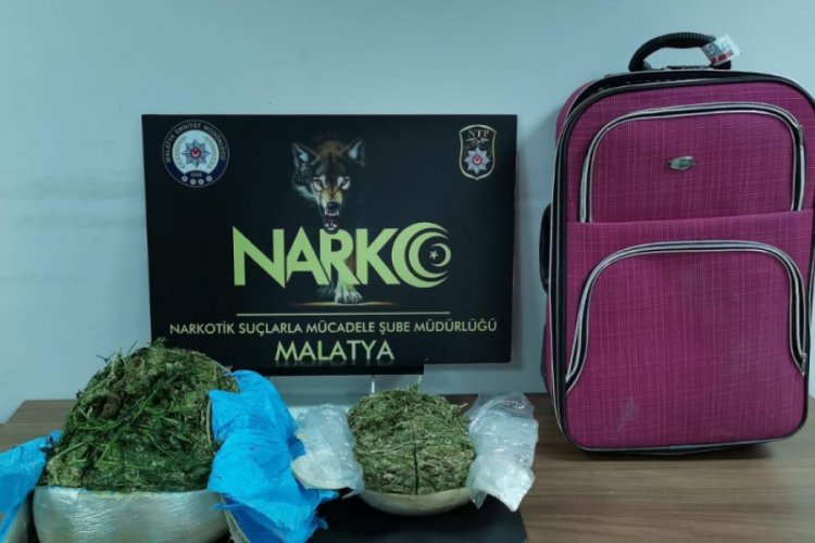 Otobüs muavininin bavulunda 4 kilo esrar bulundu
