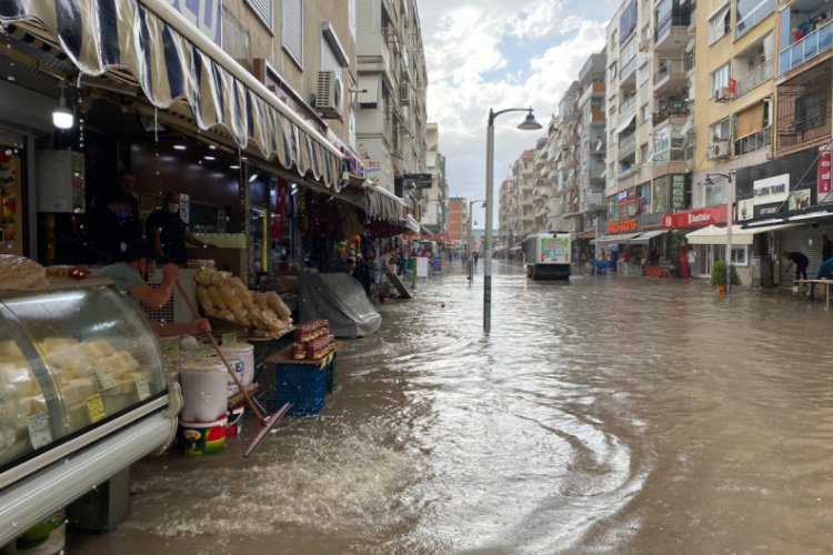 İzmir'de cadde ve sokaklar göle döndü