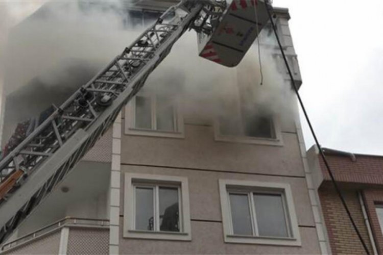 4'üncü kattaki daire alev alev yandı