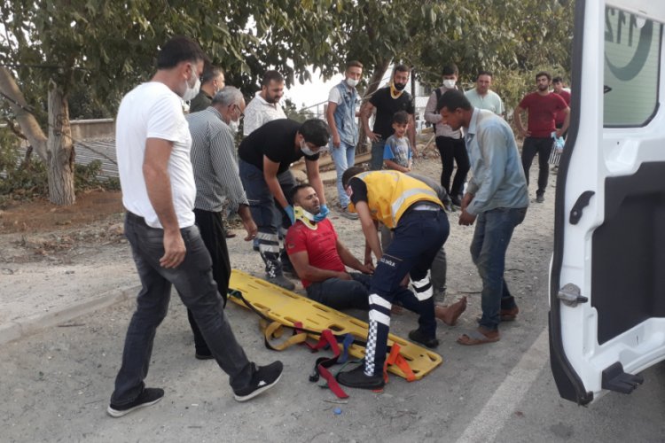 Otomobil motosiklete çarpıp kaçtı