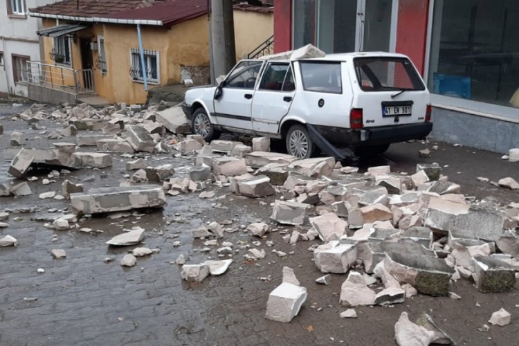 Rüzgar binanın duvarını yıktı