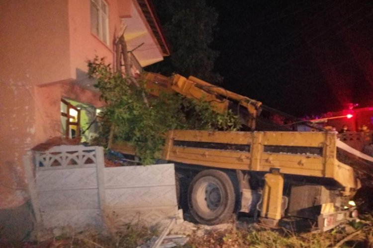 Freni patlayan vinç eve çarptı