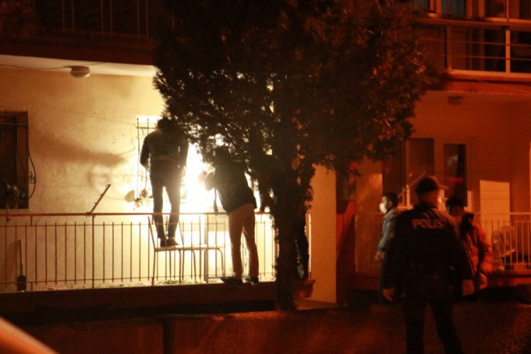 Ailevi sorunları nedeniyle cinnet getiren genç kendini eve kilitledi
