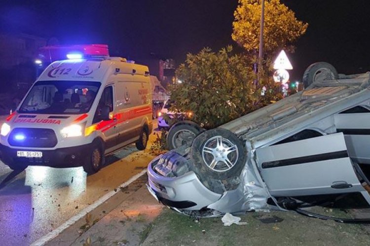Ağaca çarpan otomobil devrildi