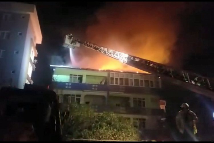 4 katlı boş binanın çatısında yangın çıktı