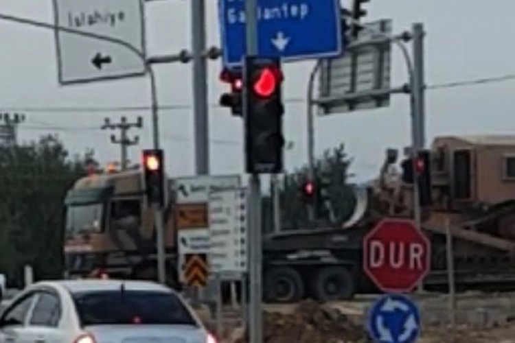 Suriye sınırına askeri iş makinesi sevkiyatı