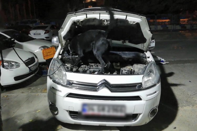Hafif ticari aracın motor bölümünde 28,5 kilo eroin ele geçirildi