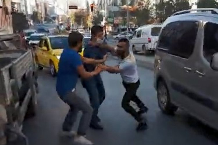Yol verme kavgasında tekme ve yumruklar havada uçuştu