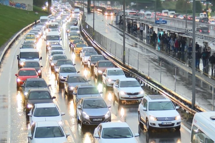 İstanbullular 1 saatin 45 dakikasını trafikte kaybediyor