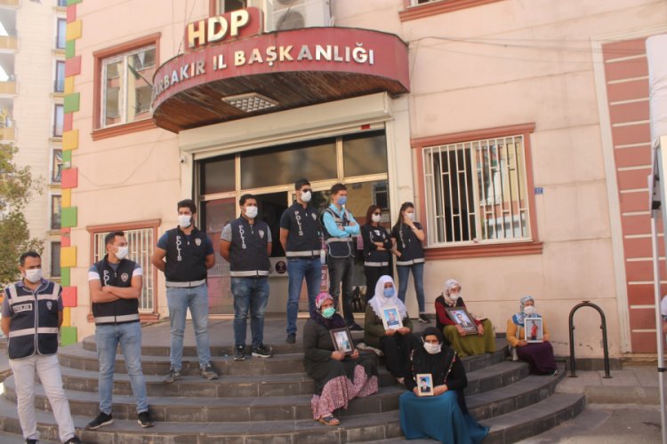 HDP önündeki ailelerin evlat nöbeti direnişi 406'ncı gününde