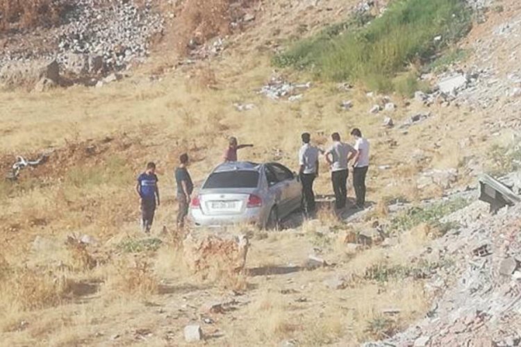 Kontrolden çıkan otomobil şarampole yuvarlandı