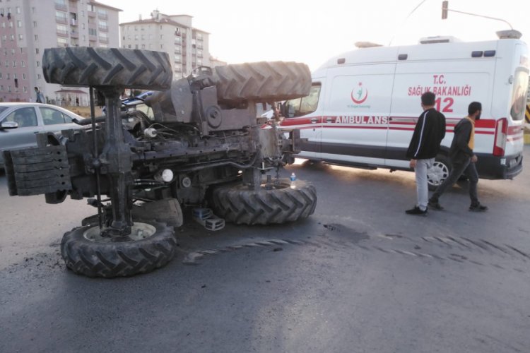 Kaza yapan traktör yolun ortasına devrildi