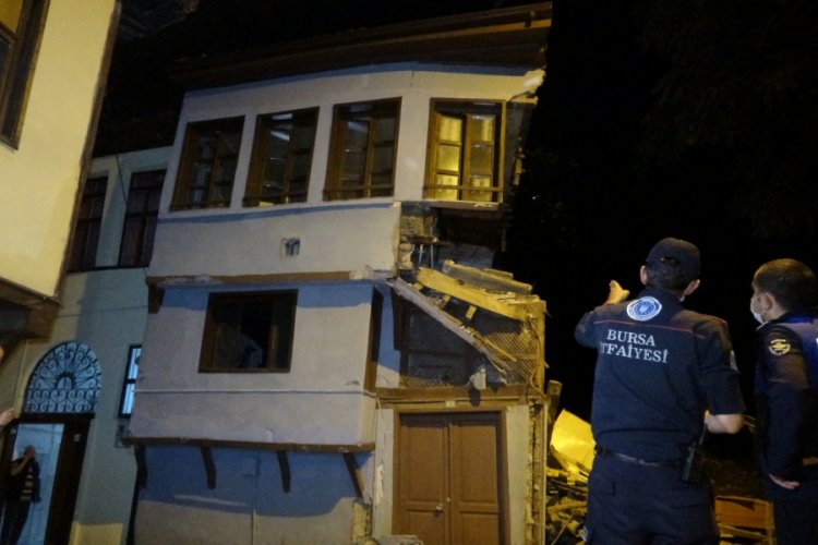 Bursa'da 200 yıllık tarihi bina çöktü