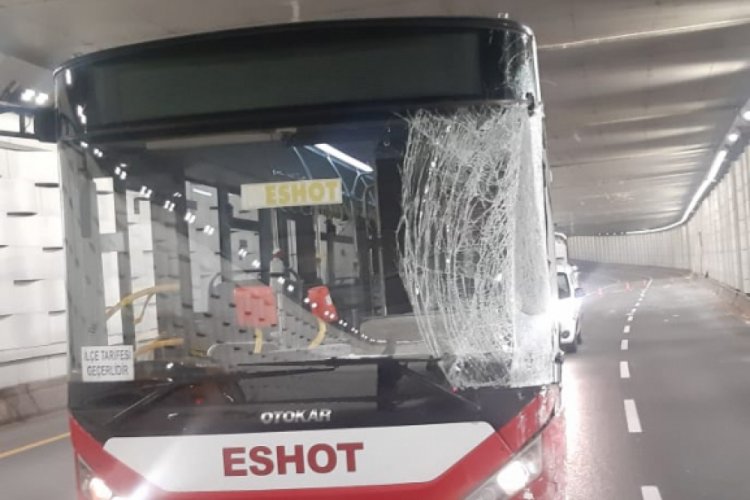 Belediye otobüsü alt geçitte beton sütuna çarptı