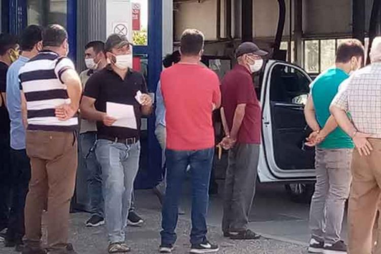 Araç muayenesinde sosyal mesafe hiçe sayıldı!