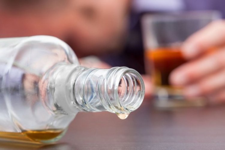 Bilim kurulu üyesinden sahte içki açıklaması: Belirti görüldükten sonra dönüşü zor