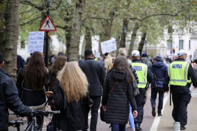 Londra'da Kovid-19 kısıtlamaları sıkılaştırılıyor