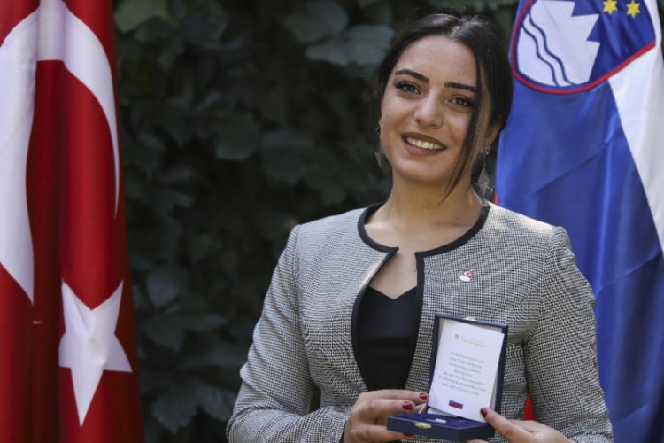 Milli Kayakçı Sıla Kara'ya Slovenya'dan 'Özveri Madalyası'