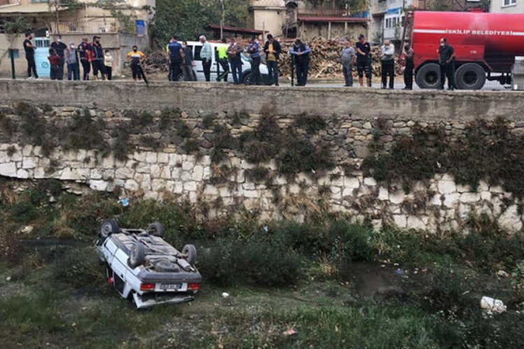 Kontrolden çıkan otomobil dereye uçtu: 2 yaralı