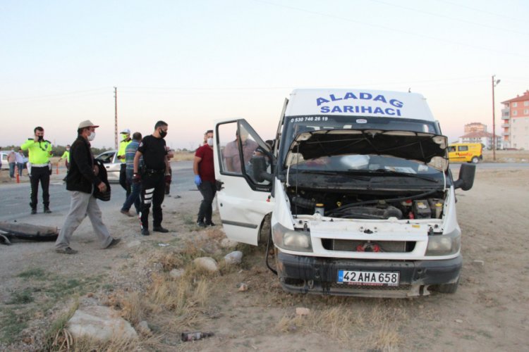 Tarım işçilerini taşıyan minibüs ile otomobil çarpıştı