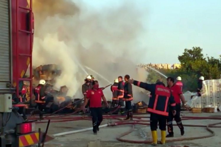 Fabrika bahçesindeki kasalar alev alev yandı