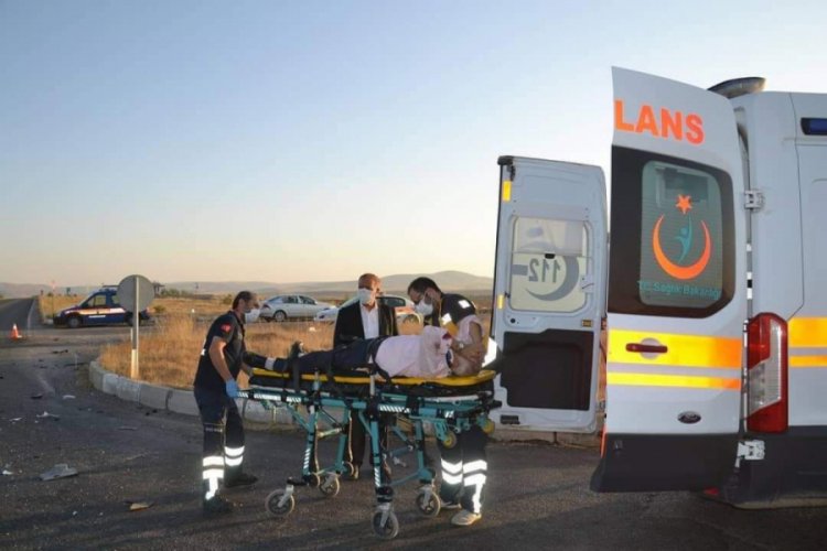 Sivas'ta otomobiller çarpıştı