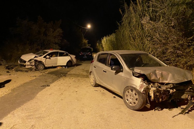 Otomobiller kafa kafaya çarpıştı: 5 yaralı