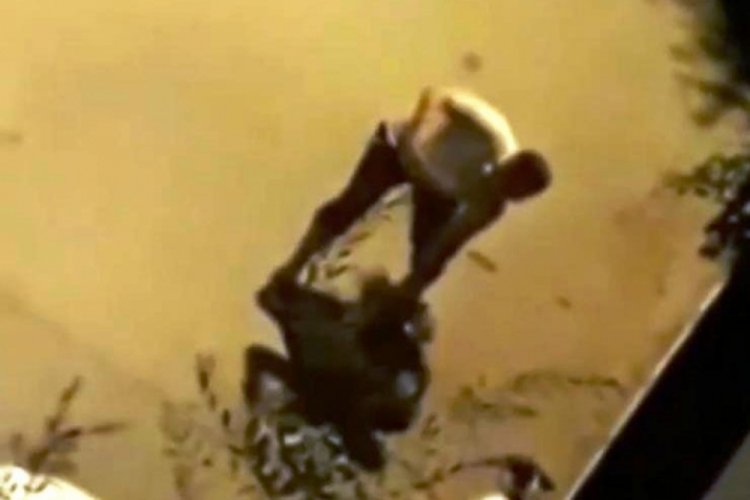 Acımasızca dövdü! Tepki çeken görüntülerin ardından o şahıs yakalandı