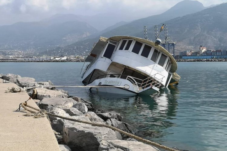 Balıkçı barınağındaki tekne, su alıp yan yattı