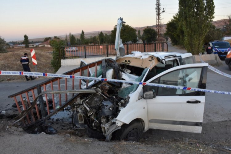 Hafif ticari araç demir korkuluklara çarptı: 1 ölü, 2 yaralı