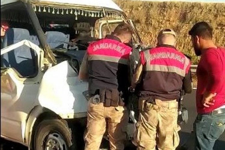 Şanlıurfa'da tarım işçilerini taşıyan minibüs TIR'la çarpıştı: 11 yaralı