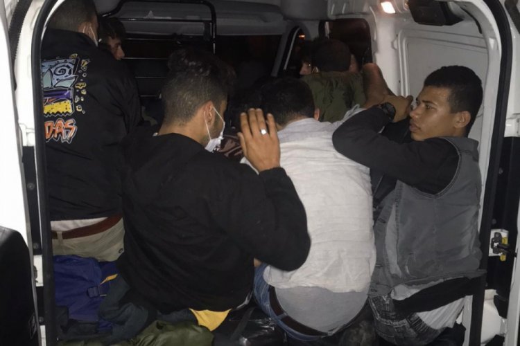 5 kişilik araçtan 15 göçmen çıktı