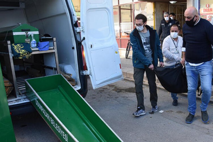 Evinde ölü bulunan yaşlı adamın mutfağından içki yapımında kullanılan malzemeler çıktı