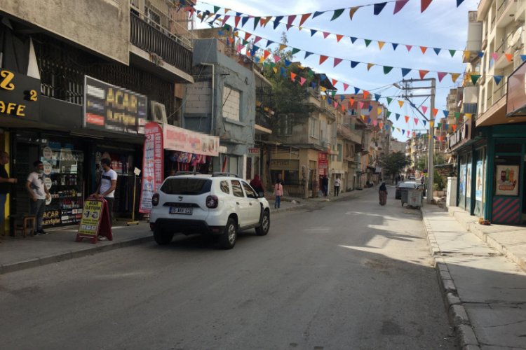 Kuzenlerin silahlı kavgasında sokaktan geçen iki kişi yaralandı