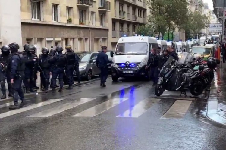 Paris'te bıçaklı saldırı