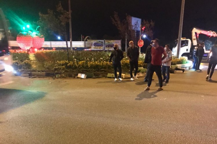 Zonguldak'ta otomobiller şerit değiştirirken çarpıştı