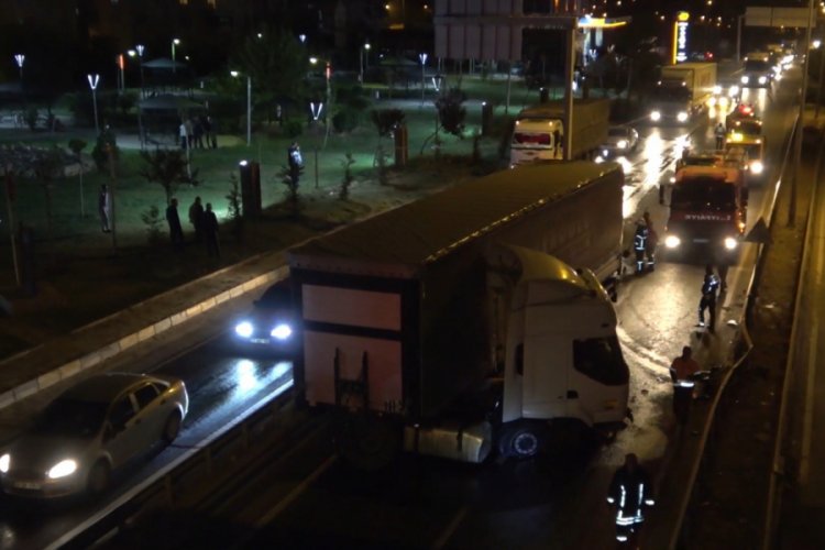 Bariyerlere çarpan tırın deposundan litrelerce mazot aktı