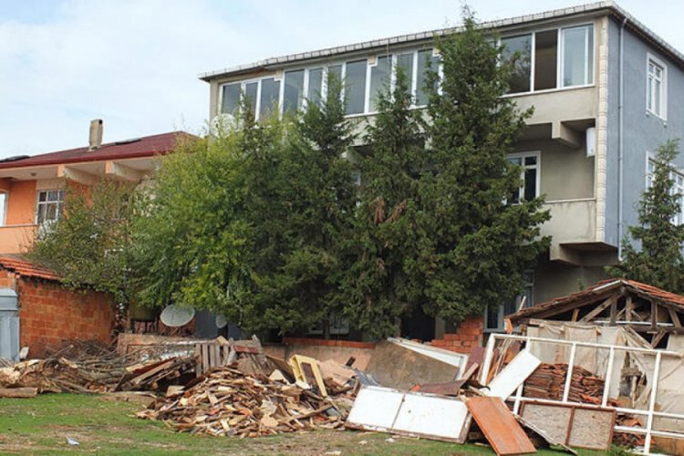 Eşi ve 2 çocuğunu eve kapatıp, intihara kalkıştı