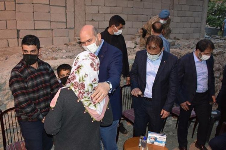 Bakan Soylu, Hakkari'de teröristlerin katlettiği 2 vatandaşın ailesine taziyede bulundu