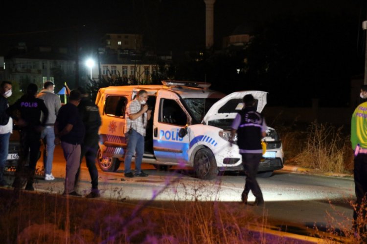 Polis aracı ile otomobil çarpıştı: 2 polis yaralı