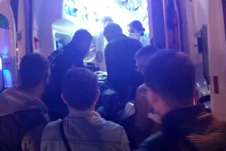 Kaza yapan motosikletliyi kartonla yağmurdan korudular
