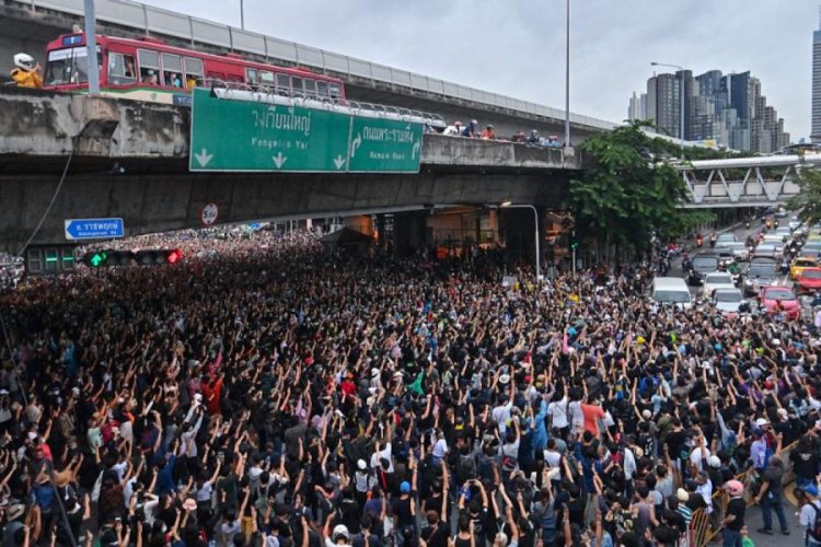 Tayland'da hükümet ile kraliyet ailesi karşıtı protestolar sürüyor
