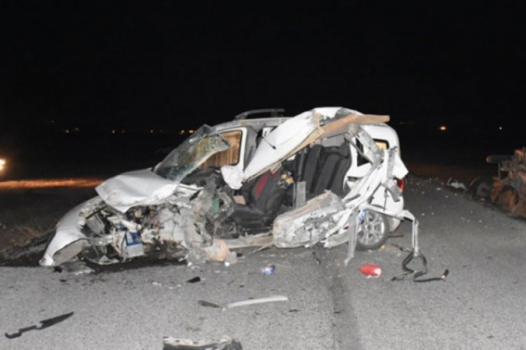 Kars'ta hafif ticari araç traktörün römorkuna çarptı: 2 ölü, 2 yaralı