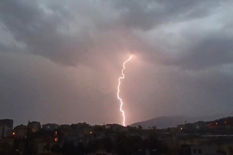 Bursa'da şimşekler geceyi aydınlattı