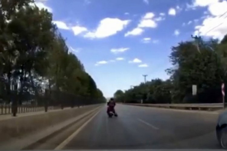 Bursa'da yerdeki çöpü tek hareketle yol kenarına aldı