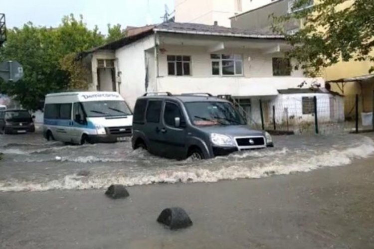 İstanbul'da yoğun yağış etkili oldu, yollar göle döndü