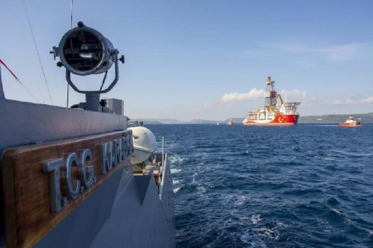 Kanuni'ye Deniz Kuvvetlerimize ait gemiler eşlik ediyor