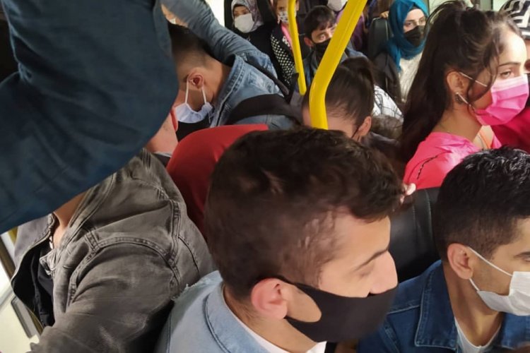 Minibüste üst üste yolculuk kamerada